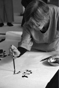 �������q